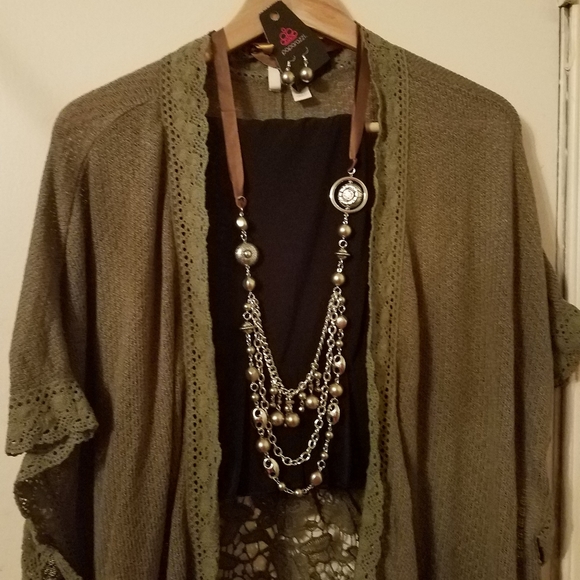 HI, I'm Deborah. I sell paparazzi jewelry. - Picture 3 of 4